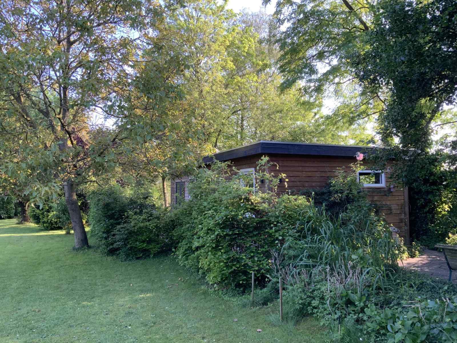 Moderne binnenruimte van NB085 vakantiehuis in Vinkel, met uitzicht op de natuur van Noord Brabant.
