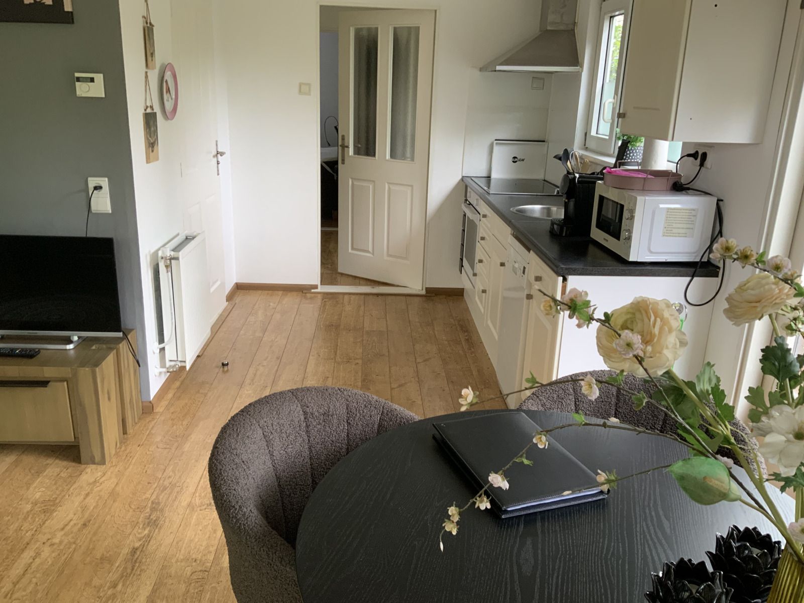 Uitzicht op de tuin vanuit de woonkamer van NB085 vakantiewoning, Vinkel, Noord Brabant.