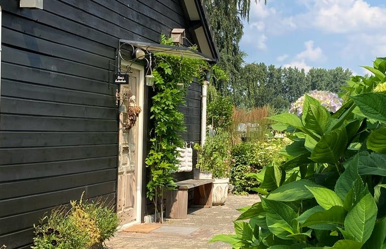 Charmante ingang van Vakantiehuisje in Gemonde, Noord Brabant, omgeven door groen en natuur.