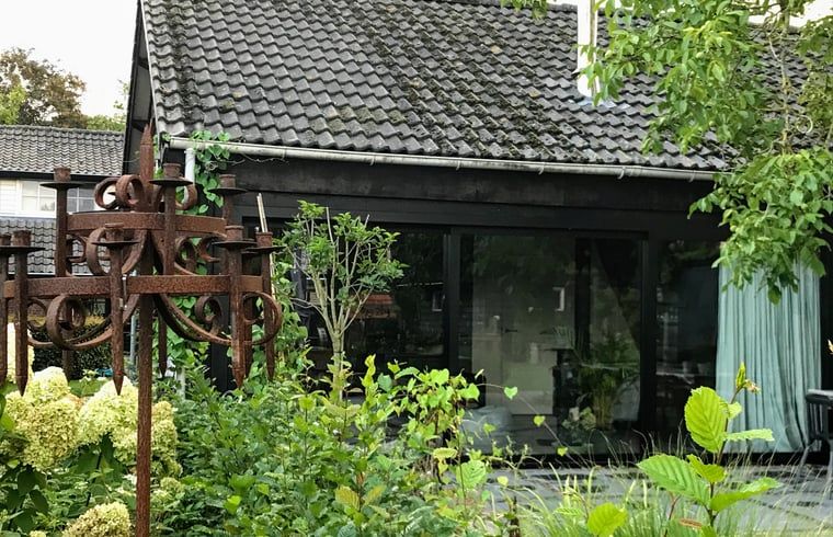 Rustiek terras bij Vakantiehuisje in Gemonde, gelegen in het hart van Noord Brabant.