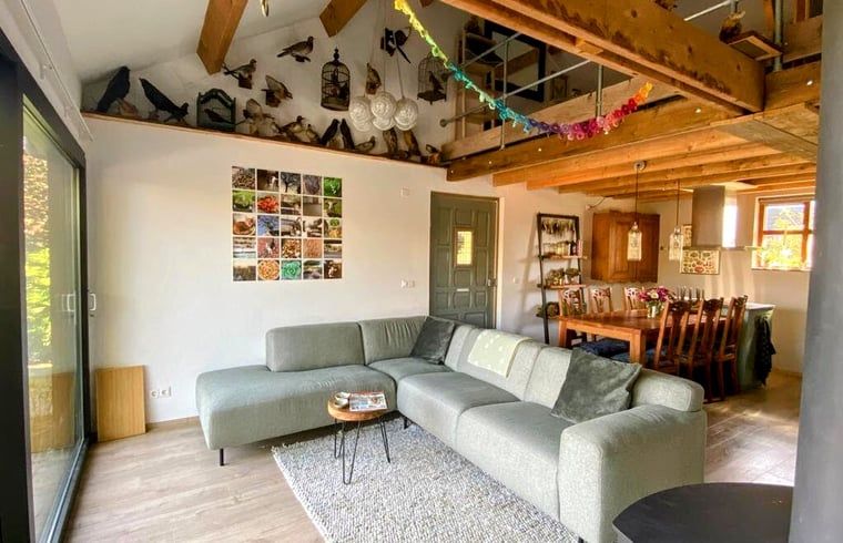 Gezellige woonkamer met houten balken in Vakantiehuisje in Gemonde, Noord Brabant.