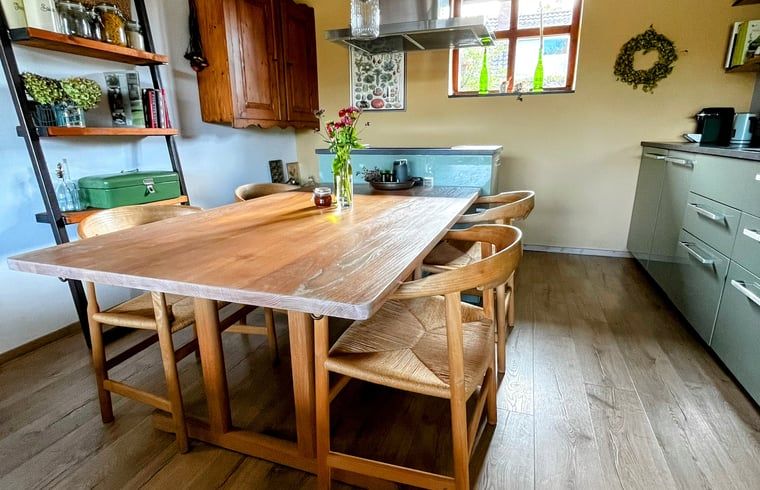 Eettafel in Vakantiehuisje in Gemonde, perfect voor gezellige maaltijden in Noord Brabant.