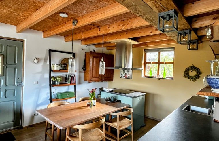 Keuken met houten details in Vakantiehuisje in Gemonde, een sfeervol verblijf in Noord Brabant.