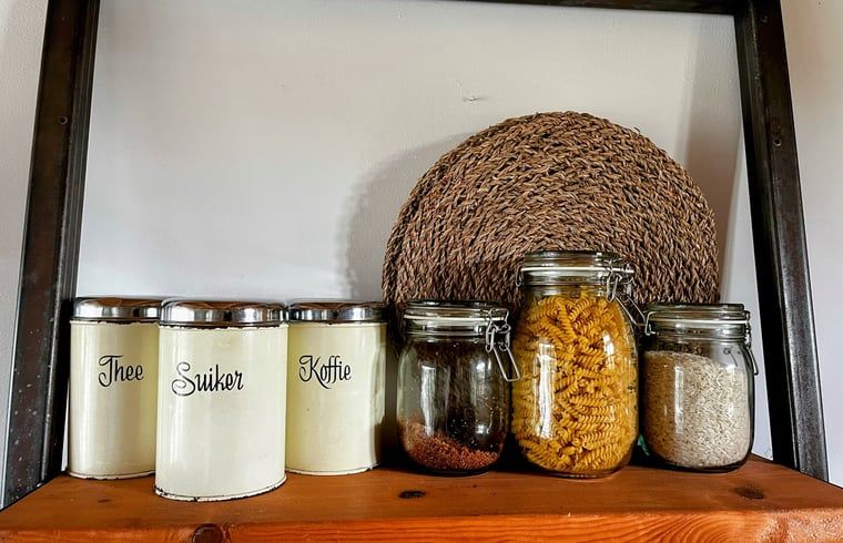 Voorraadpotten in Vakantiehuisje in Gemonde, een huiselijk detail in Noord Brabant.