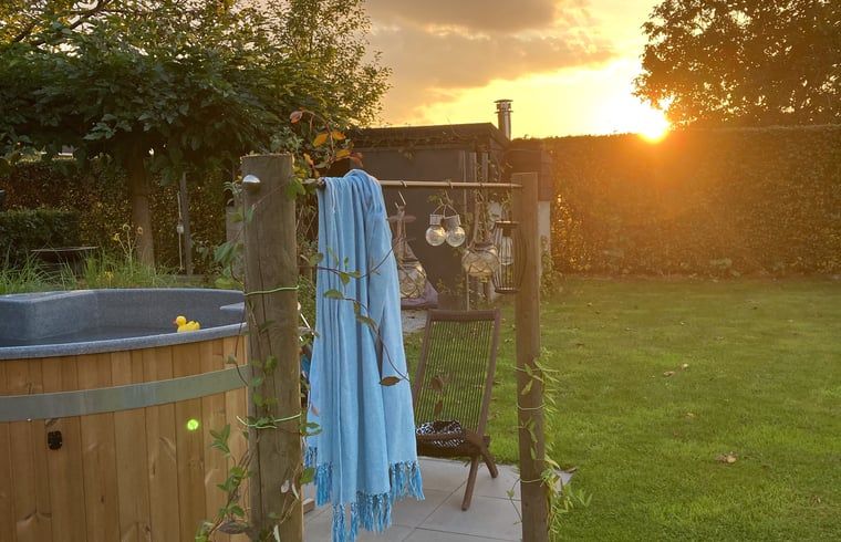 Buitenbad in de tuin van Vakantiehuisje in Gemonde, genieten van de zonsondergang in Noord Brabant.