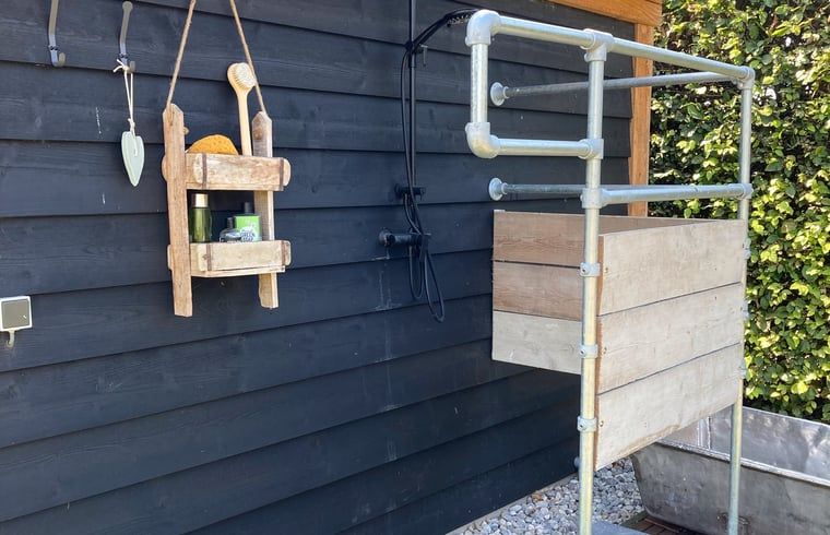 Buitendouche bij Vakantiehuisje in Gemonde, verfrissende ervaring in Noord Brabant.