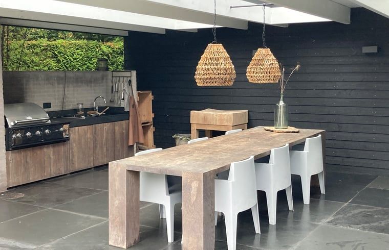 Geniet van de moderne buitenkeuken bij Huisje in Boxtel, een vakantiehuis in het hart van Brabant, Noord Brabant.
