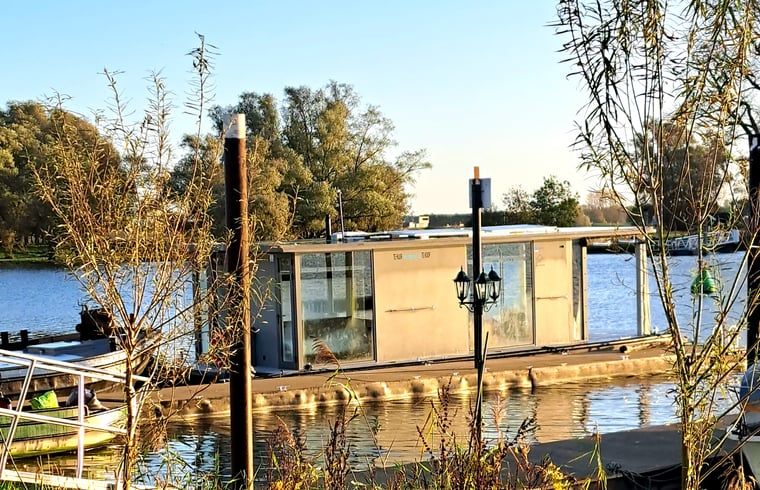 Cottage in Woudrichem, Ferienhaus am Wasser in Hart van Brabant, Nordbrabant.