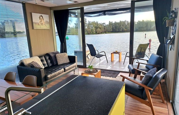 Gemuetliches Wohnzimmer des Ferienhauses in Woudrichem mit Blick auf den Fluss, Nordbrabant.