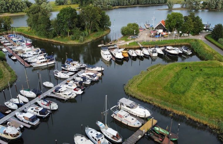 Yachthafen in der Naehe des Ferienhauses in Woudrichem, Herz von Brabant, Nordbrabant.