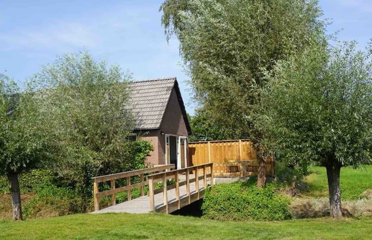 Ferienhaus in Loon op Zand mit Holzbruecke und gruenem Garten in Hart van Brabant, Nordbrabant.