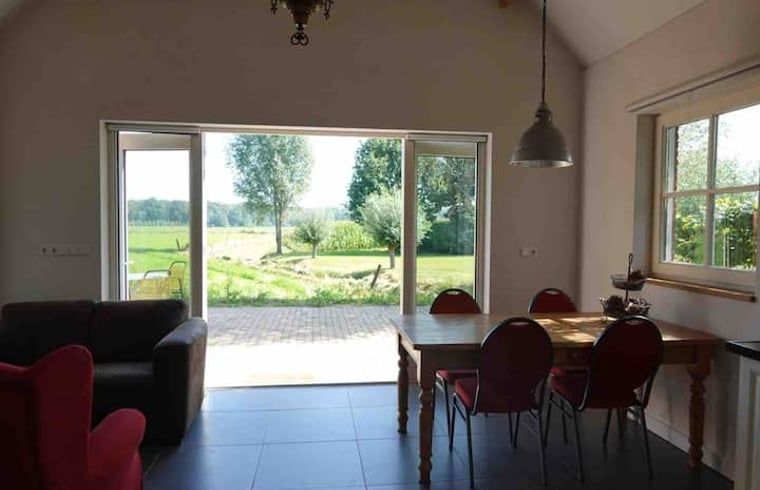 Modernes Esszimmer im Ferienhaus in Loon op Zand mit Blick auf den gruenen Garten, Herz von Brabant, Nordbrabant.