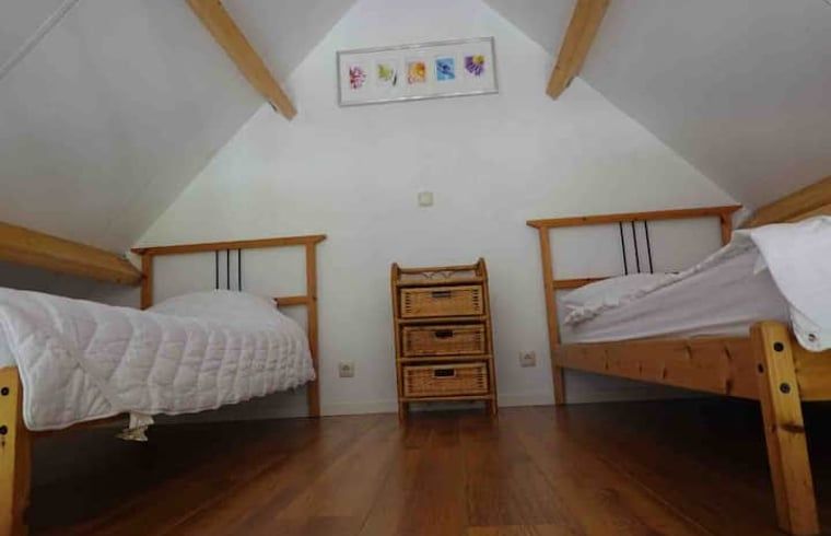 Gemuetliches Schlafzimmer mit Holzbetten im Ferienhaus in Loon op Zand, Hart van Brabant, Nordbrabant.