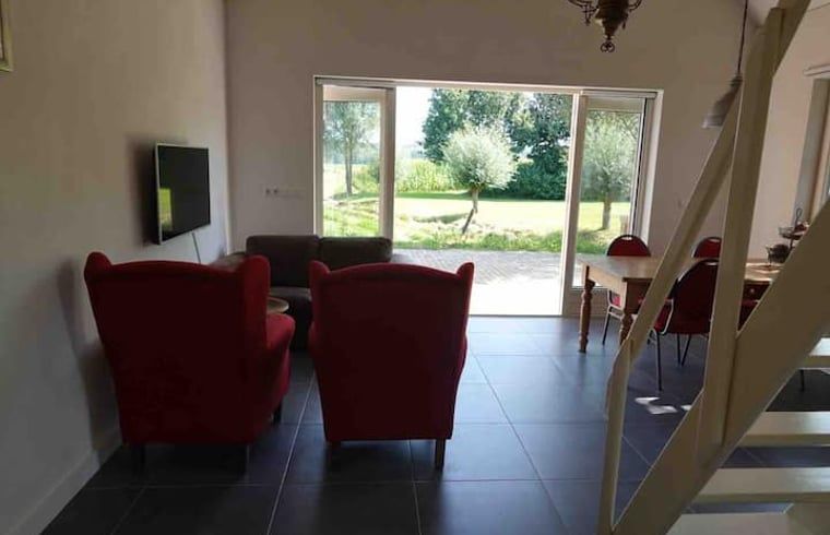 Gemuetliches Wohnzimmer im Ferienhaus in Loon op Zand mit Blick auf die Terrasse, Herz von Brabant, Nordbrabant.