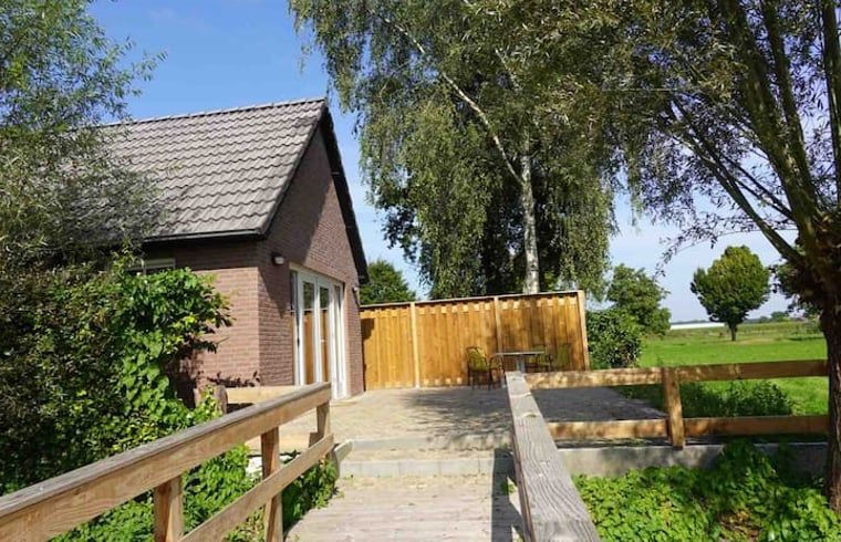 Gemuetliche Terrasse mit Holzzaun am Ferienhaus in Loon op Zand, umgeben von Natur, Herz von Brabant, Nordbrabant.
