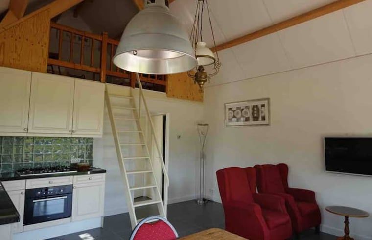 Moderne Kueche und Sitzecke im Ferienhaus in Loon op Zand, ideal fuer gemuetliches Beisammensein, Herz von Brabant, Nordbrabant.