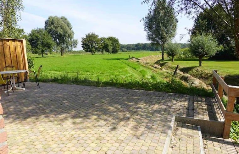 Geraeumige Terrasse mit herrlichem Blick auf die Natur im Ferienhaus in Loon op Zand, Herz von Brabant, Nordbrabant.