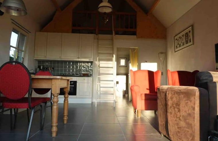 Gemuetliches Wohnzimmer mit bequemen Stuehlen im Ferienhaus in Loon op Zand, Hart van Brabant, Nordbrabant.