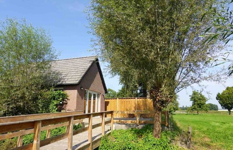 Ferienhaus in Loon op Zand mit Holzbruecke und gruener Umgebung, ideal fuer Naturliebhaber, Herz von Brabant, Nordbrabant.
