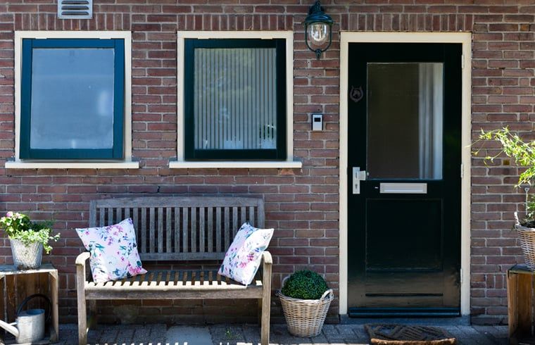 Fruehstueck im Freien auf der Terrasse des Huisje in Loon op Zand, Ferienhaus in Loon op Zand, Nordbrabant.