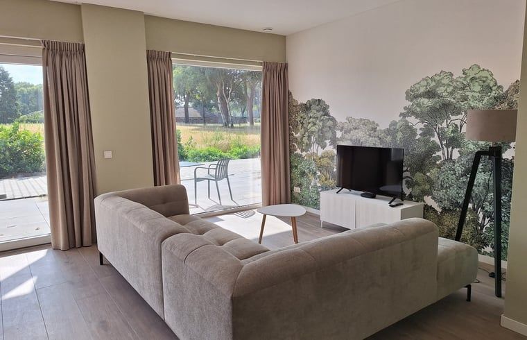 Modernes Wohnzimmer im Ferienhaus in De Moer, Hart van Brabant, Nordbrabant.