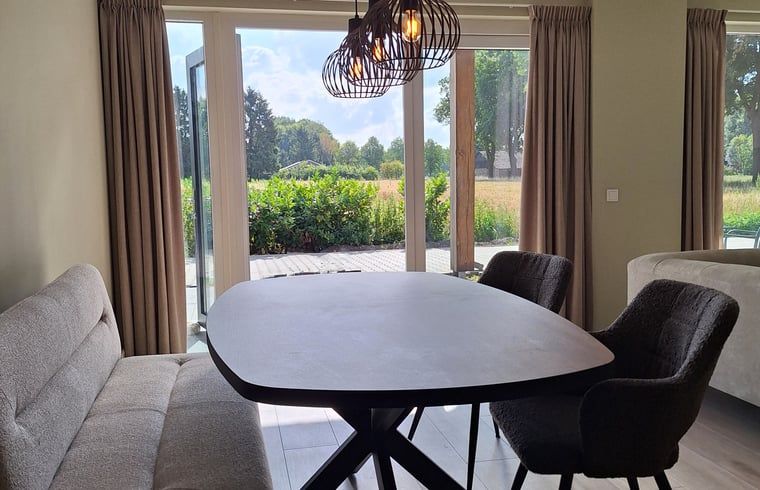 Esstisch mit Blick auf die Natur im Ferienhaus in De Moer, Nordbrabant.