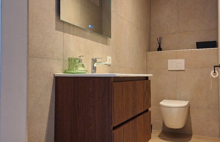 Modernes Waschbecken im Badezimmer eines Ferienhauses in De Moer, Nordbrabant.