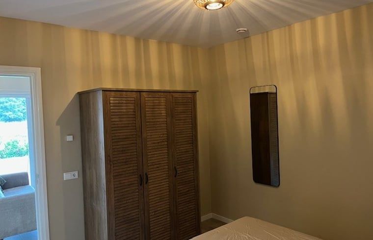 Schlafzimmer mit Kleiderschrank im Ferienhaus in De Moer, Herz von Brabant.