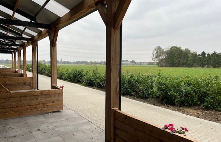 Ueberdachte Veranda mit Aussicht im Ferienhaus in De Moer, Nordbrabant.