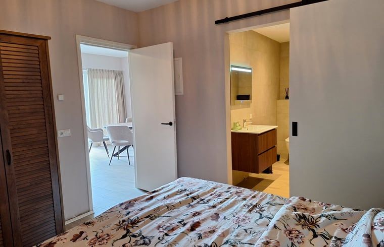 Bedroom with ensuite bathroom in Cottage in De Moer, vacation home in De Moer.