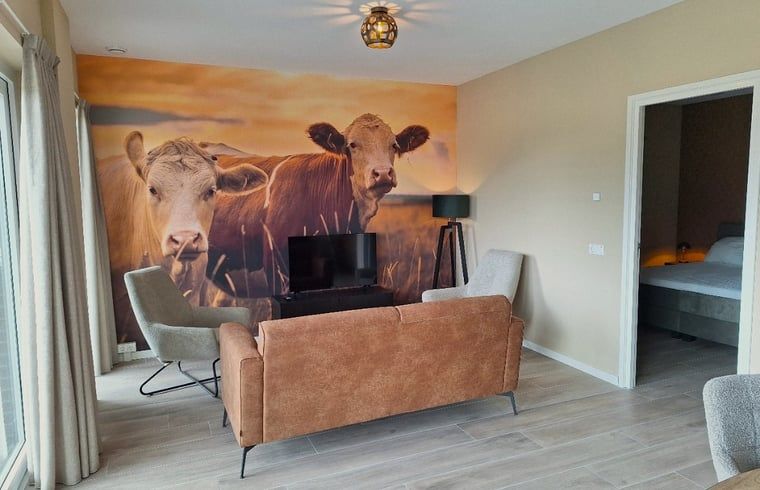 Gemuetliche Sitzecke im Cottage in De Moer, Ferienhaus in Nordbrabant mit Blick auf die Natur.