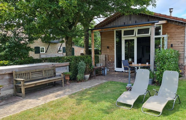 Ontspan op het terras van Vakantiehuisje in Tilburg, Noord Brabant.