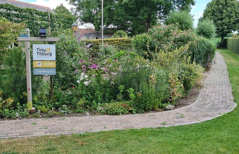 Ingang van Vakantiehuisje in Tilburg, omgeven door natuur.