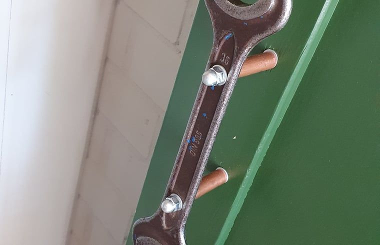 Badkamer met toilet en wastafel in Vakantiehuisje in Tilburg.