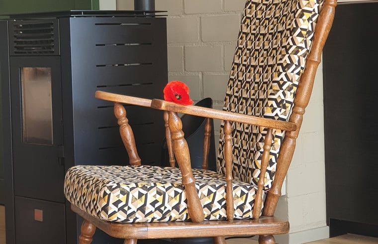 Gezellige zithoek met bloemen in Vakantiehuisje in Tilburg.