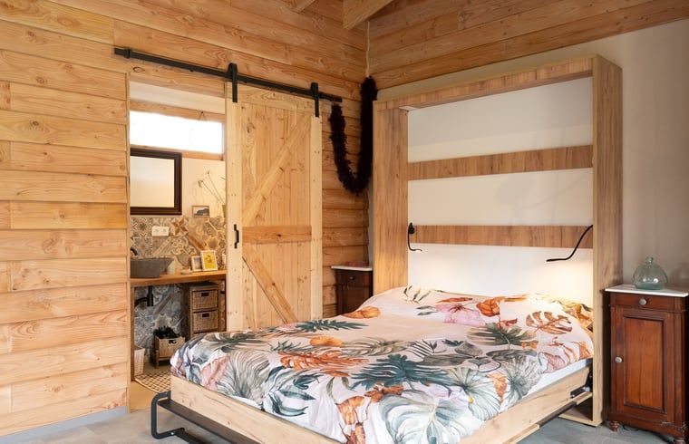 Sfeervolle slaapkamer in Huisje in Best, vakantiehuis in Best, Hart van Brabant, Noord Brabant, met houten interieur.