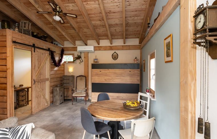 Gezellige binnenruimte van Huisje in Best, vakantiehuis in Best, Hart van Brabant, Noord Brabant, met houten details.