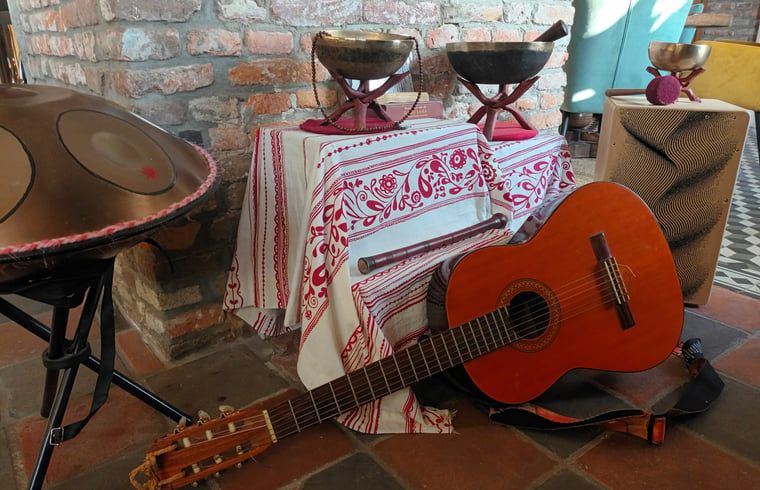 Muzikale hoek in Vakantiehuisje in Best, creatieve sfeer in Hart van Brabant, Noord Brabant.