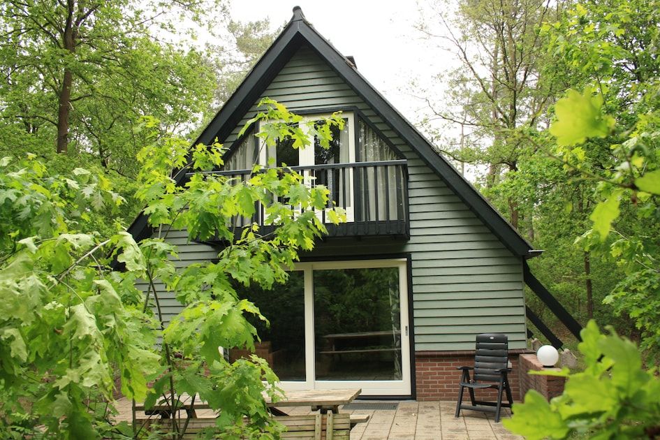 Enjoy peace and quiet at Bosrand B 6, a charming bungalow in Herpen, North Brabant, surrounded by green nature and an inviting terrace.