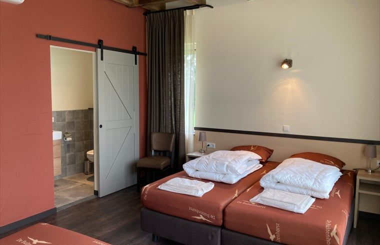 Slaapkamer met eigen badkamer in Vakantiehuis in Schaijk, Noordoost Brabant, voor extra comfort.