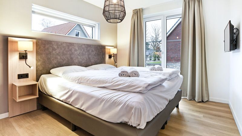 Slaapkamer met tweepersoonsbed in De Vers 6-persoons bungalow Overloon, Noordoost Brabant.