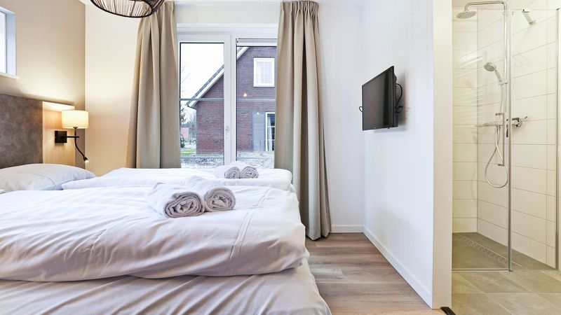 Slaapkamer met ensuite badkamer in De Vers kinderbungalow Overloon, Noord Brabant.