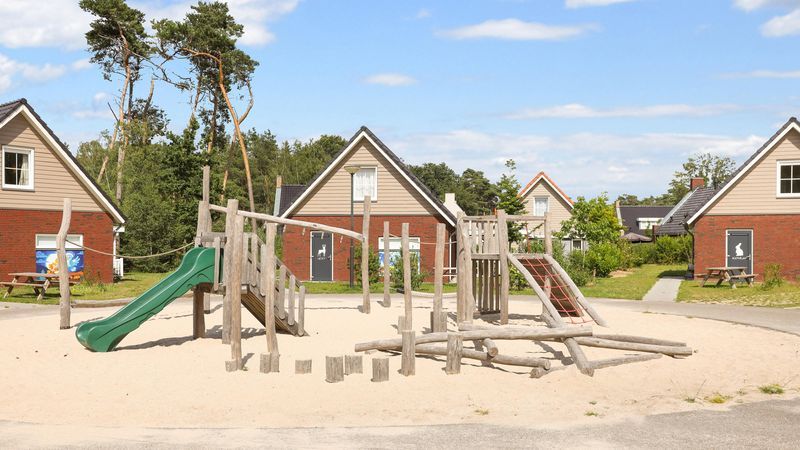 Speeltuin bij De Vers 6-persoons kinderbungalow Overloon, ideaal voor kinderen.