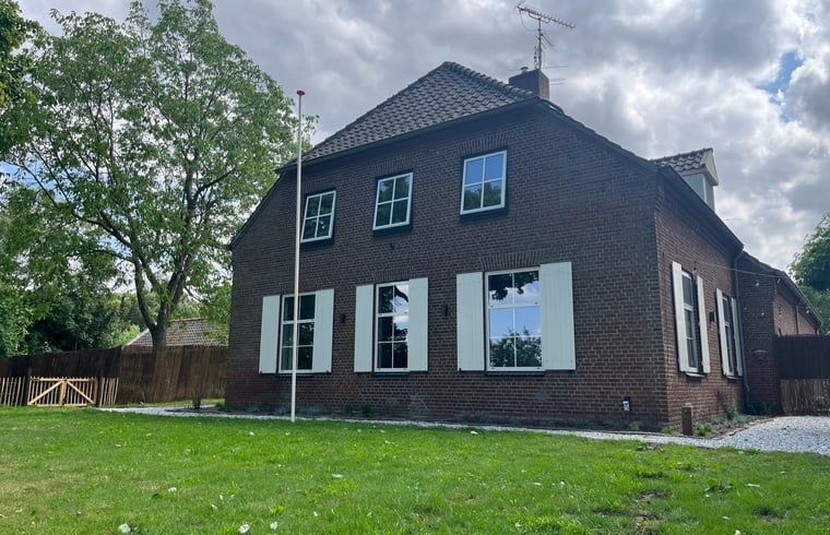 Authentiek vakantiehuis in Overloon, Noord Brabant, met charmante gevel en landelijke uitstraling.