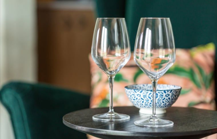 Elegante glazen en decoratie in Huisje in Volkel, vakantiehuis in Noord Brabant.