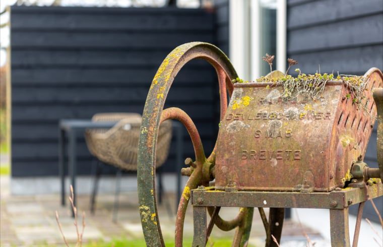 Oude landbouwwerktuig bij Huisje in Volkel, Volkel, Noordoost Brabant.