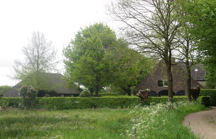 Vakantiehuis in Oeffelt, Noordoost Brabant, omgeven door weelderige natuur en rustieke charme.