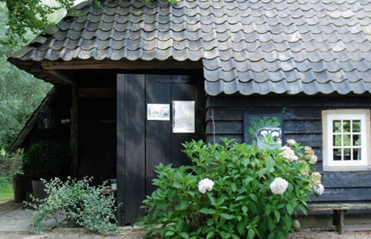 Gezellige buitenruimte bij Vakantiehuis in Oeffelt, Noordoost Brabant, met traditionele architectuur.
