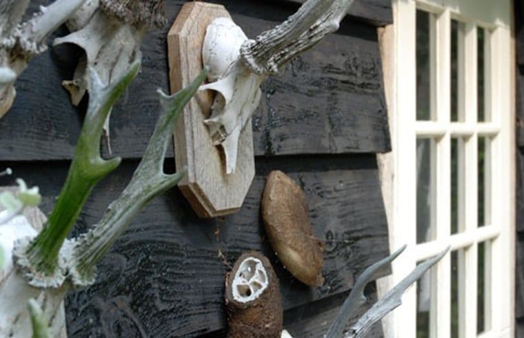 Decoratieve elementen aan de buitenmuur van Vakantiehuis in Oeffelt, Noord Brabant.