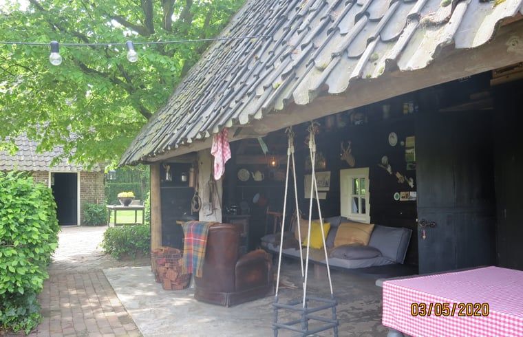 Gezellige zithoek met schommelstoel bij Vakantiehuis in Oeffelt, Noordoost Brabant.